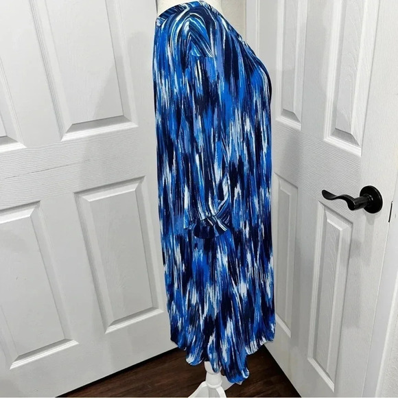 Roaman’s NWT plus sized button down abstract print long shirt - Picture 7 of 9